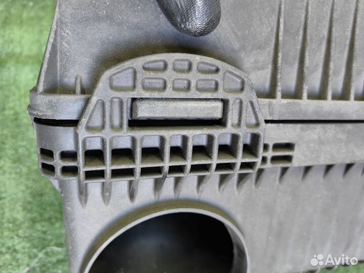 Корпус воздушного фильтра Mitsubishi Pajero V75W 2