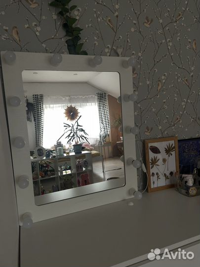 Гримерное зеркало с лампочками