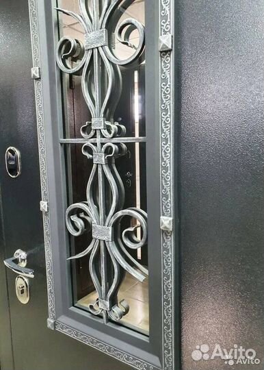 Дверь входная с ковкой