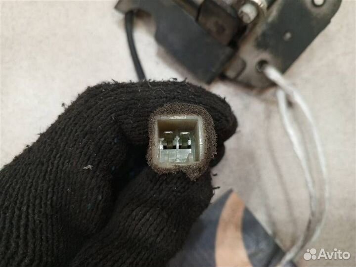 Замок багажника Toyota Land Cruiser 100 1998-2007