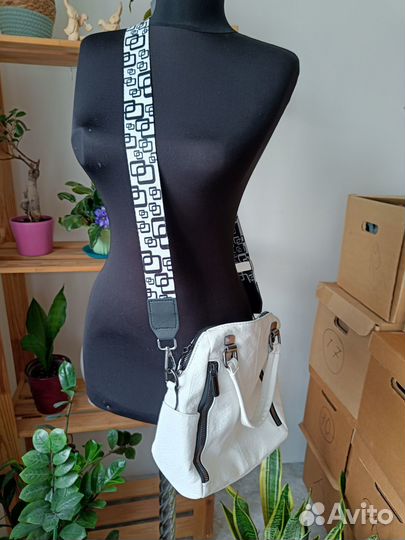 Белая сумка из экокожи