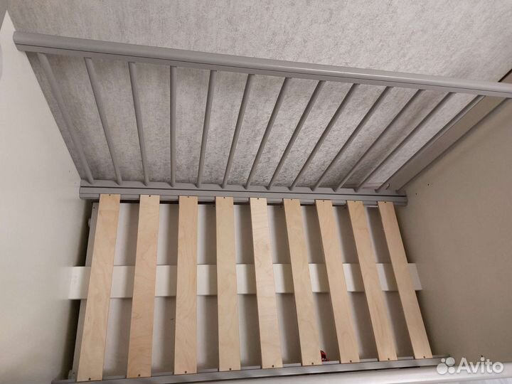 Детская кроватка с маятником и ящиком