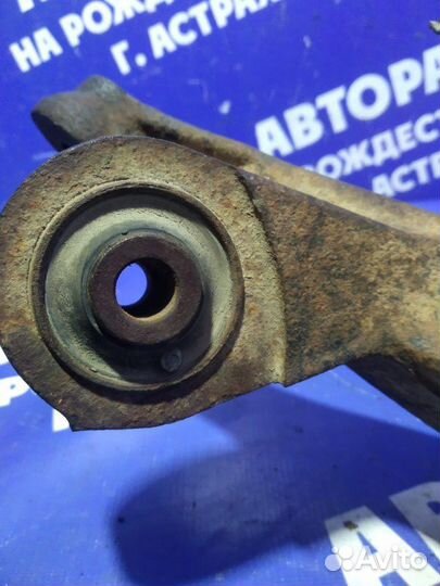 Задний левый поворотный кулак Toyota Avensis седан