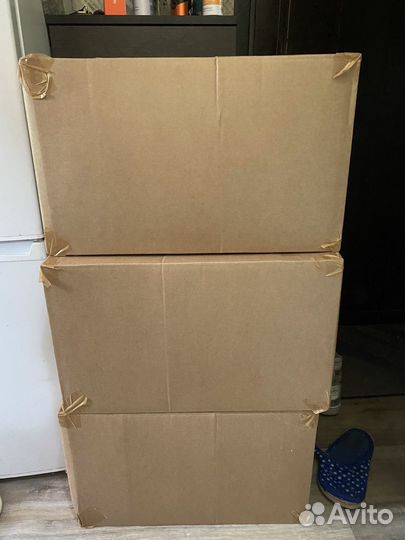 Коробки с ненужными вещами