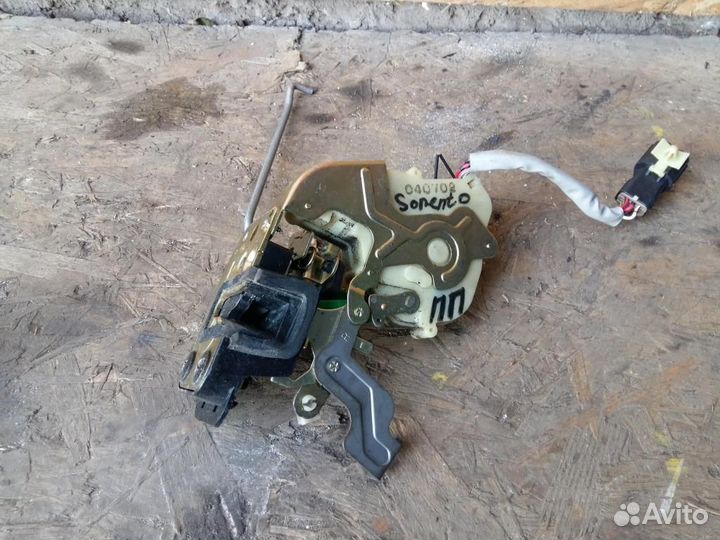 Замок двери передней правой Kia Sorento 2002-2009