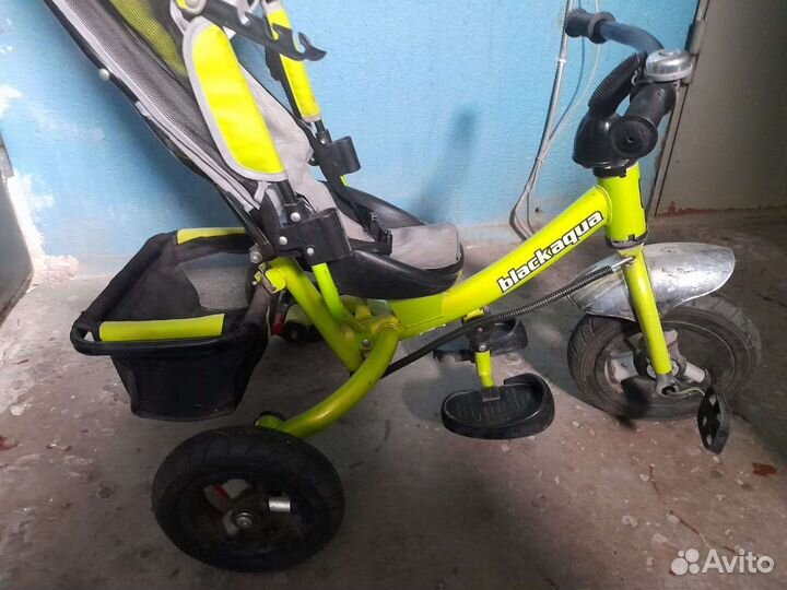 Трехколесный велосипед-коляска с ручкой