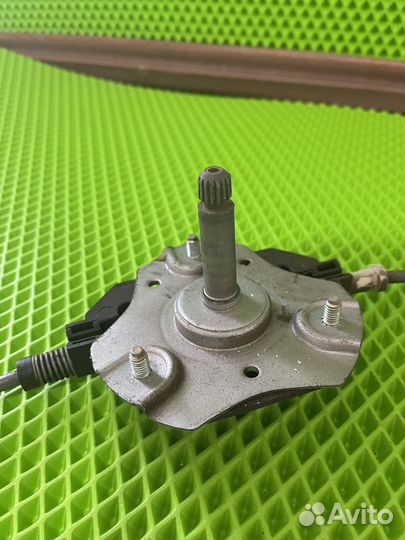 Задний правый механический стеклоподъемник калина