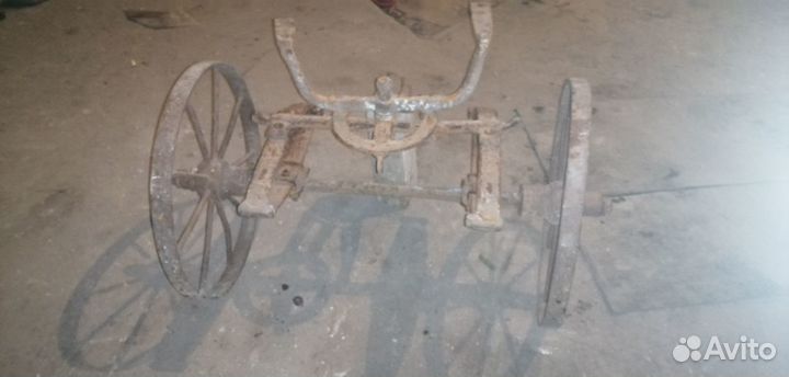 Старинная кованая тележка