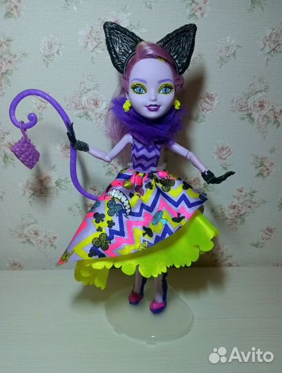 Кукла Ever After High Китти Чешир в Стране Чудес
