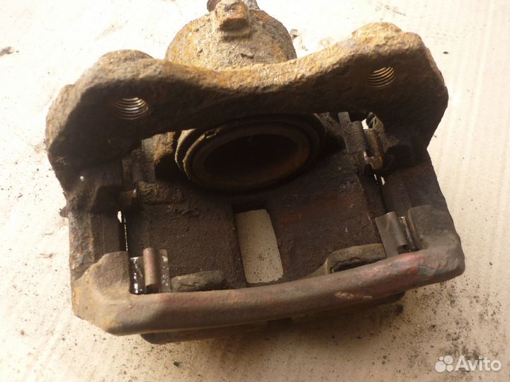 Суппорт Nissan Primera P12 передний левый 1.6