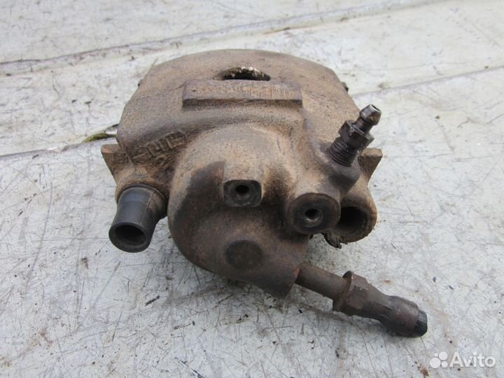 Суппорт передний правый Volkswagen Golf 3