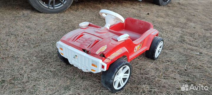 Педальная машинка