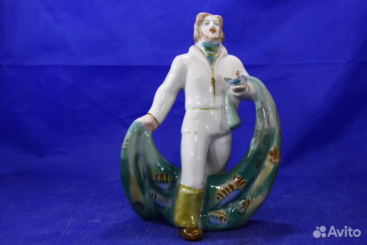 Фарфоровая статуэтка Рыбак с сетью высокий 22 см С