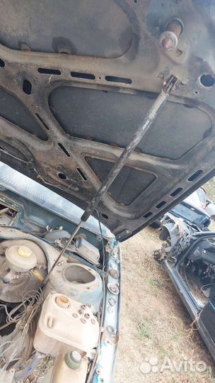 Упор капота ауди 100 с4