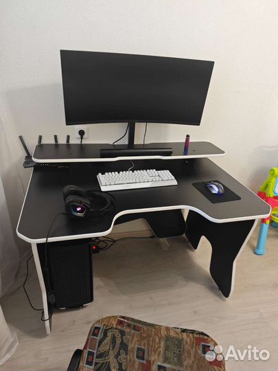 Геймерский стол с подставкой под монитор