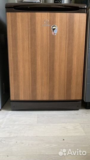 Холодильник б/у маленький Indesit коричневый