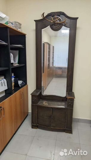 Трюмо с зеркалом