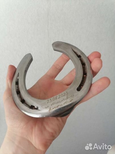 Подкова на удачу, с вашей гравировкой на ней