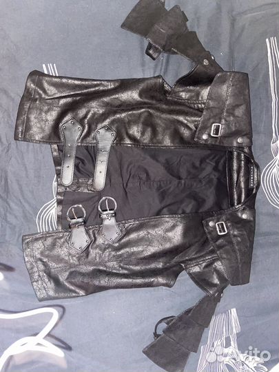 Готический кожаный жилет с закосом под броню