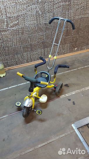 Детский трёхколёсный велосипед с ручкой