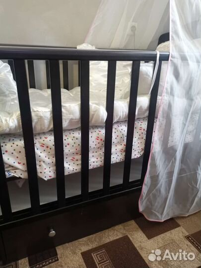 Детская кроватка с маятником