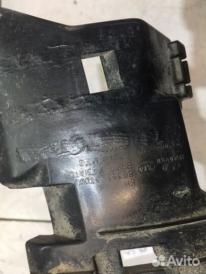 Кронштейн решетки радиатора (Kia Quoris)