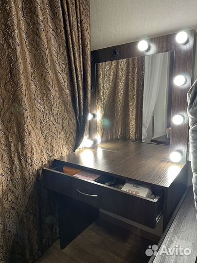 Гримерный столик с зеркалом и подсветкой
