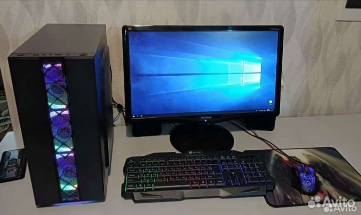 Игровой компьютер со всеми девайсами