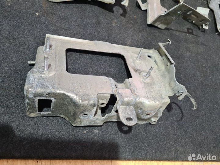 Крепление аккумулятора Nissan Juke F15 1.6 DDT