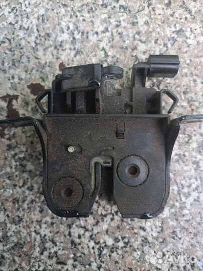 Замок багажника Рено Дастер Renault Duster