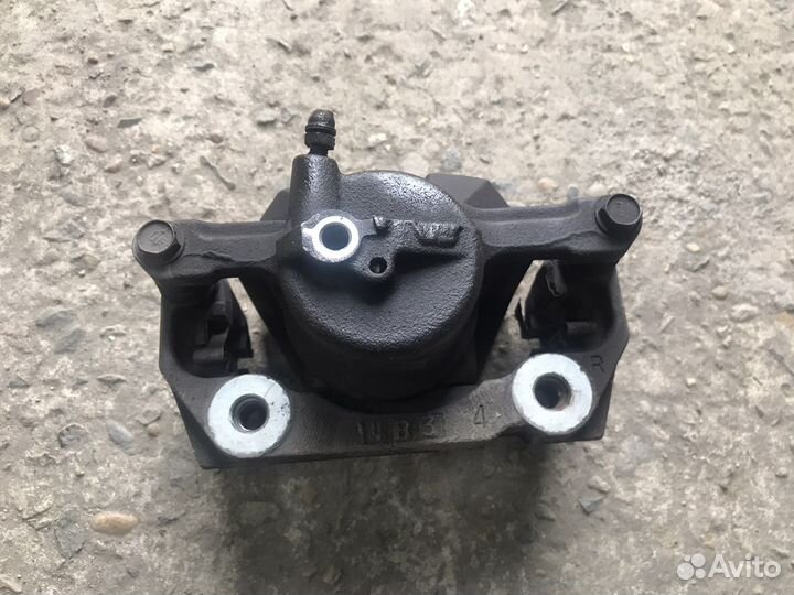 Суппорт тормозной передний Lexus IS250