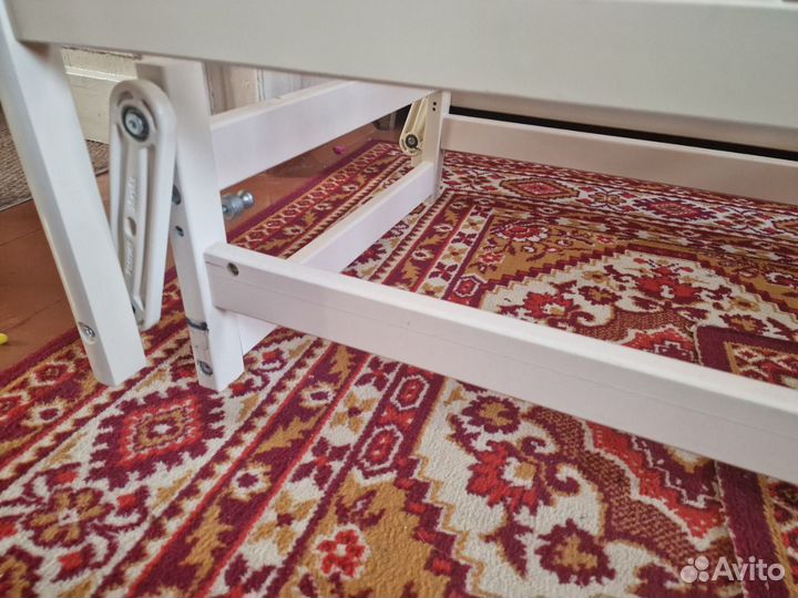 Продам детскую кроватку с маятником