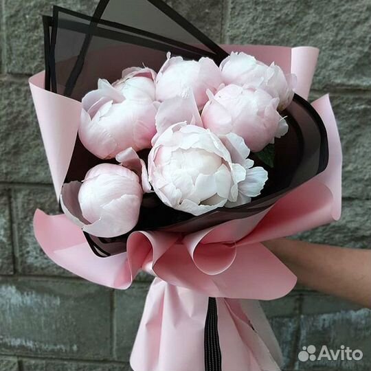 Букет из белых пионов