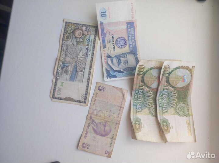 Банкноты, значки