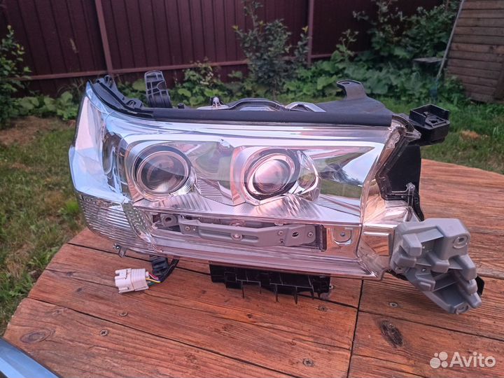 Фара правая на toyota land cruiser 200