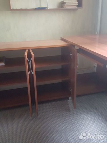 Офисный стол с тумбой