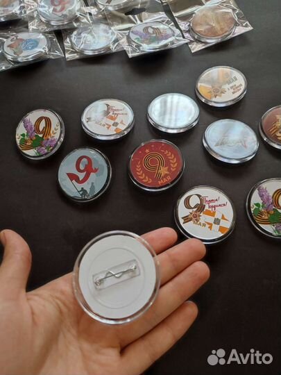 Значки круглые пластиковые 5.6 см на булавке