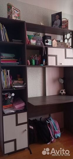Письменный стол для школьника с полками
