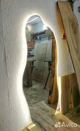 Зеркало парящее неправильной формы с подсветкой