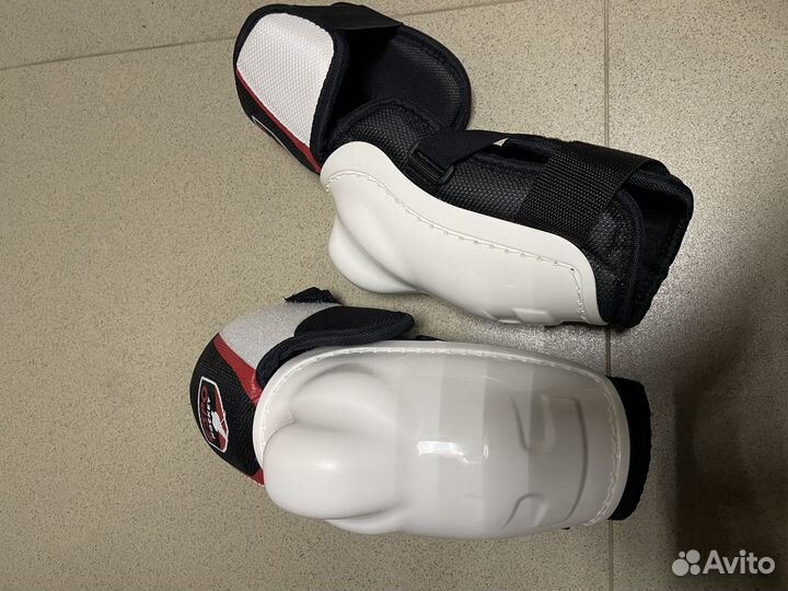 Налокотники хоккейные разные