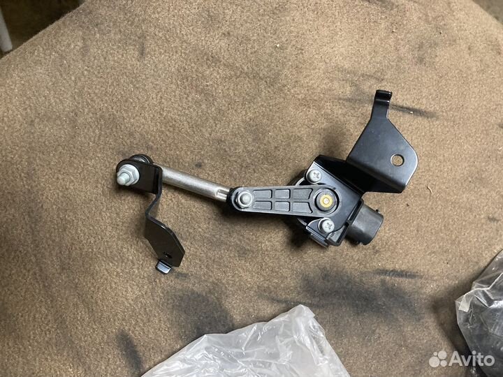 Датчик положения кузова Infiniti Qx56/80 2008/19