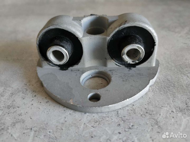 Подушка крепления двигателя верхн Yamaha 9.9-15