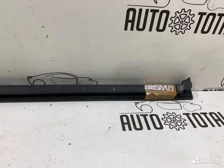 Накладка стекла двери передняя левая Kia Ceed JD