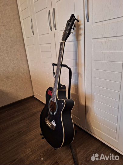 Акустическая гитара elitaro и стойка для гитары
