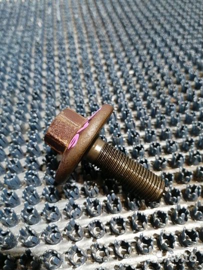 Болт шкива коленвала Nissan NV200