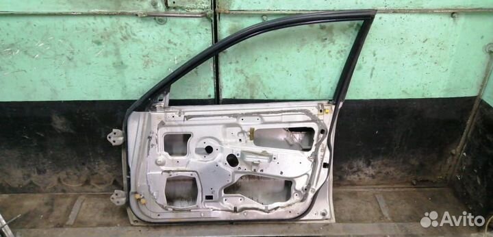 Дверь передняя правая Mitsubishi Carisma