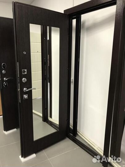 Входная дверь с зеркалом зеркало