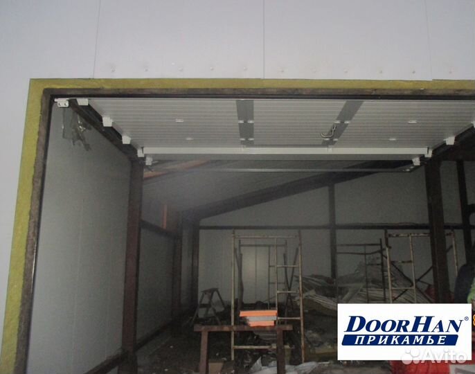 Секционные ворота с калиткой