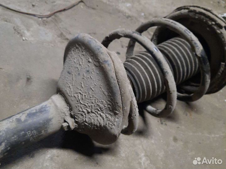 Передняя левая стойка subaru legacy bd bg bk