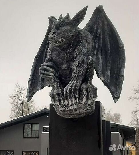 Горгулья на столбе-скульптура